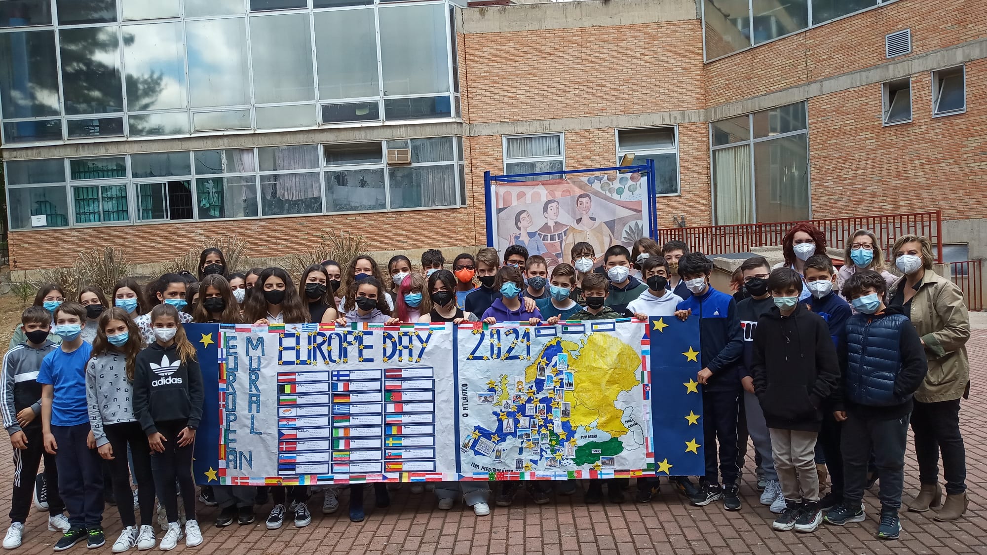 Fotos alumnos con mural Día de Europa